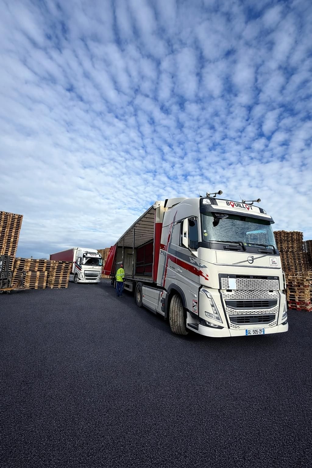 Camion complet en cours de chargement sur le dépôt DirectPAL