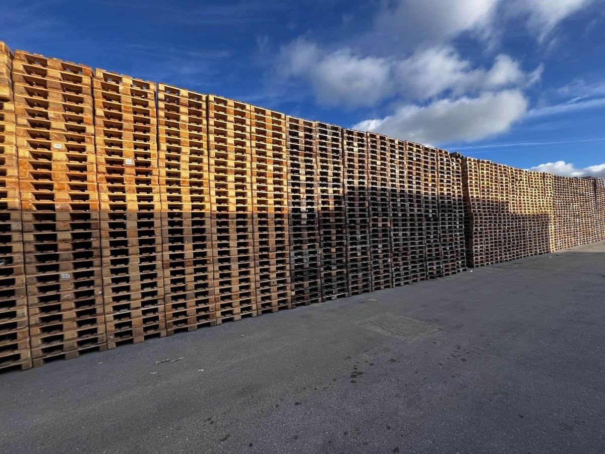 Stock de palettes bois empilées sur le dépôt DirectPAL en Île-de-France